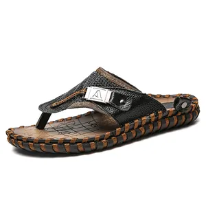 Infradito da uomo in pelle nera premium con cuciture artigianali e fibbia metallica decorativa