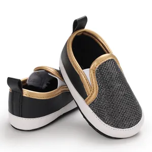 Vista dettagliata delle scarpe da passeggio per neonati con bordo oro e suola morbida