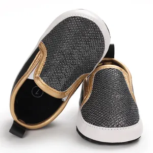 Vista dettagliata di scarpe da camminata per neonati in mesh argento con bordo oro
