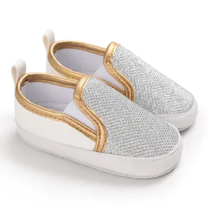 Dettaglio scarpe primi passi glitter argento per neonati con finiture dorate
