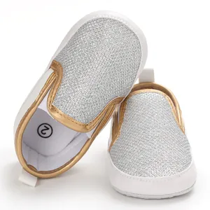 Scarpine neonato argento glitter con bordo dorato e suola morbida antiscivolo 0-12 mesi.
