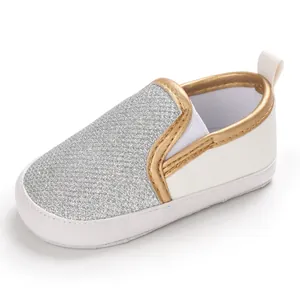 Dettaglio scarpa primi passi glitter argento per neonato con bordo oro e suola morbida
