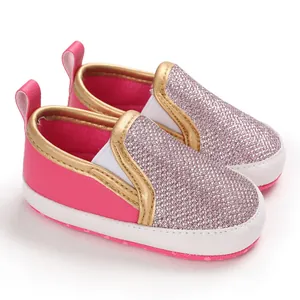 Dettaglio scarpine neonato glitter rosa con suola morbida bianca antiscivolo.