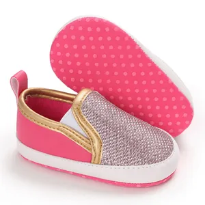 Dettaglio di scarpine per neonati glitter rosa e argento con suole morbide antiscivolo