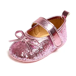 Λεπτομερής άποψη από ροζ glitter παπούτσια πριγκίπισσας για μωρά με μαλακή σόλα βάδισης