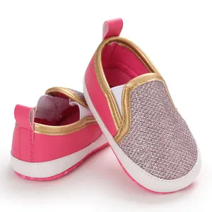 Dettaglio delle scarpe da camminata per neonati rosa con punta glitterata argento