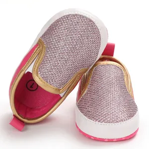 Dettaglio delle scarpe da passeggio rosa glitterate per neonati 0-12 mesi con bordo dorato