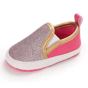 Dettaglio scarpe per neonato rosa glitterate con suole bianche morbide e antiscivolo
