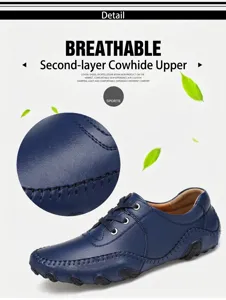 Primo piano della texture in pelle blu su scarpe da guida casual da uomo con cuciture