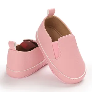 Dettaglio scarpine primi passi rosa in ecopelle con suole morbide antiscivolo per neonati.