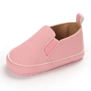 Dettaglio scarpa primi passi rosa neonato con tomaia in morbida pelle martellata