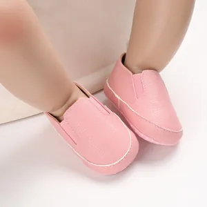 Dettaglio scarpe neonato rosa in ecopelle martellata con suola morbida antiscivolo