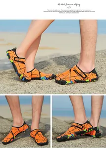 Detailansicht der orangefarbenen Outdoor-Wasserschuhe mit gemusterter Gummisohle