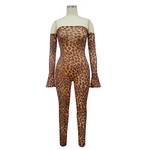 Combinaison moulante léopard sexy avec manches évasées assorties sur un mannequin de mode