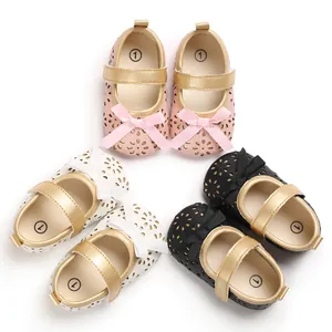 Draufsicht auf weiche Baby-Prinzessinnenschuhe für Mädchen in Rosa, Weiß und Schwarz.
