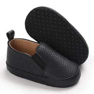 Vista dettagliata della suola antiscivolo e delle scarpe nere per neonati
