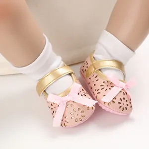 Detailansicht von rosa Baby-Prinzessinenschuhen mit lasergeschnittenem Blumenmuster