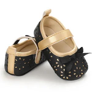 Detailansicht der schwarzen Baby-Prinzessinenschuhe mit goldenen Blumenmustern