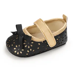 Detailansicht der schwarzen Prinzessinnenschuhe für Babys mit goldener Verzierung
