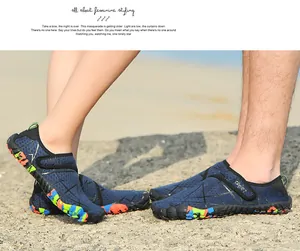 Atmungsaktive marineblaue Outdoor-Wasserschuhe in felsiger Strandumgebung getragen