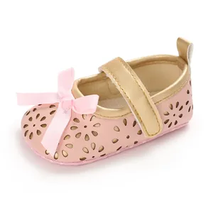 Rosa Baby-Prinzessinenschuhe für Mädchen mit goldenem Riemen und floralen Ausschnitten.