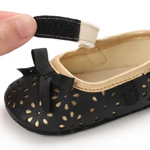 Detailansicht der schwarzen Baby-Prinzessinenschuhe mit Gummisohle und Klettverschluss