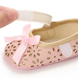 Detaillierte Nahaufnahme eines rosa Baby-Prinzessinnenschuhs mit praktischem Klettverschluss
