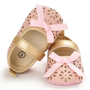 Detail der rosa Baby-Prinzessin-Schuhe mit lasergeschnittenen Blumen und Schleifen