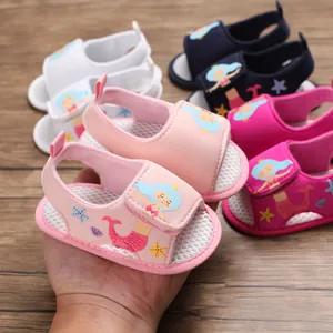 Primer plano de sandalias rosas transpirables para bebé con diseño de sirena y suela suave