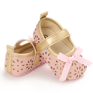 Detail der rosa Baby-Prinzessin-Schuhe mit lasergeschnittenem Blumenmuster