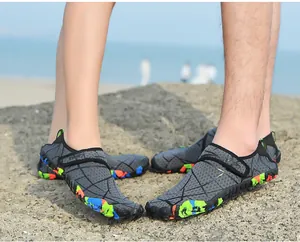 Atmungsaktive Outdoor-Wasserschuhe für Herren und Damen auf einem steinigen Strand