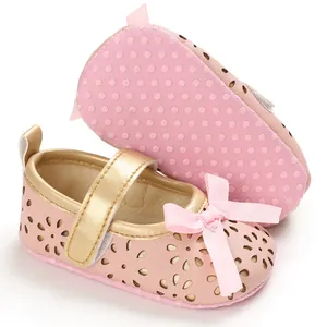 Details von rosa Babyschuhen für Mädchen mit Blumenmuster und weicher rutschfester Sohle
