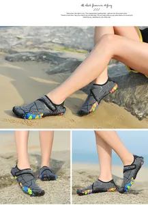 Atmungsaktive Barfuß-Wasserschuhe für Damen und Herren mit bunten Sohlen am Strand