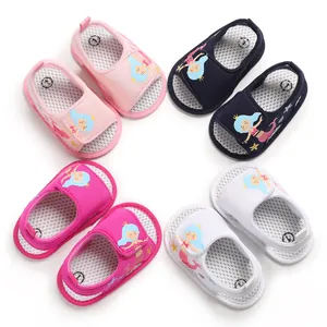 Cuatro pares de sandalias transpirables para bebé en varios colores con dibujos de sirena.