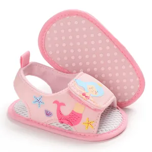 Detalle de sandalias rosas de verano para bebé con diseño de sirena y malla transpirable.