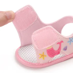 Detalle de sandalias rosas transpirables para bebé con cierre de velcro y estampado sirena