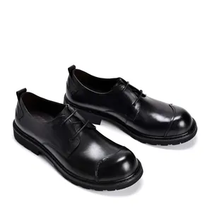 Detailweergave van zwarte lederen herenschoenen met veters en ronde neus voor zakelijk