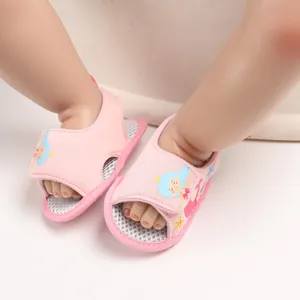 Detalle de sandalias transpirables rosa para bebé con diseño de sirena de dibujos animados