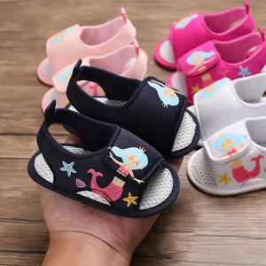 Primer plano de sandalias de verano para bebé con suela suave y diseño de sirena