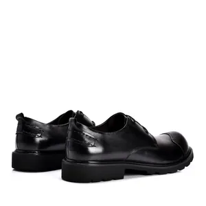 Gedetailleerd zij- en achteraanzicht van zwarte lederen nette schoenen met ronde neus