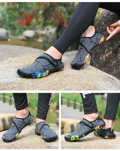 Detailansicht des grauen Meshs und der bunten Sohle dieser Outdoor-Wasserschuhe.