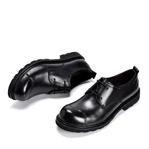 Detailopname van zwarte echt lederen derby schoenen met ronde neus en vetersluiting