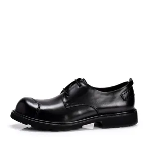 Zijaanzicht van zwarte echt lederen Derby-schoenen met een ronde neus en vetersluiting