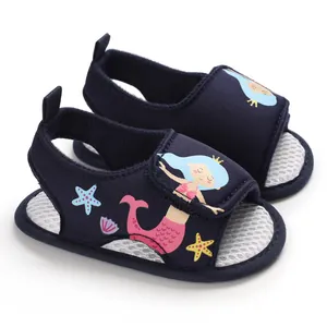 Primer plano de sandalias transpirables para bebé en azul oscuro con dibujos de sirenas