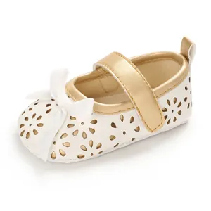Detailansicht der weichen Prinzessinnen-Babyschuhe für Mädchen mit Goldrand und Blumenmuster.