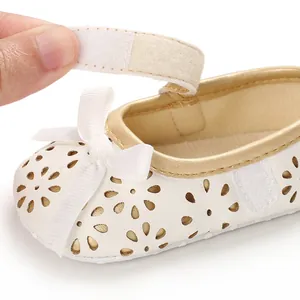 Detailansicht weißer Prinzessinnenschuh für Babys mit verstellbarem Klettverschluss-Riemen