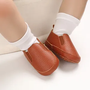 Primo piano di scarpe da camminata per neonati marroni con suola morbida antiscivolo