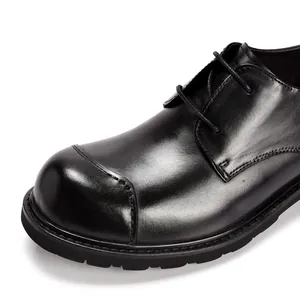 Close-up van zwarte echt lederen nette schoen met opvallende ronde neus en veters