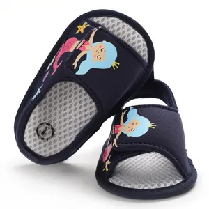 Detalle del forro de malla transpirable y estampado de sirena en sandalias de bebé azul