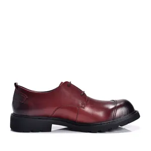 Elegant zijprofiel van bordeauxrode echt lederen herenschoenen met gepolijste neus